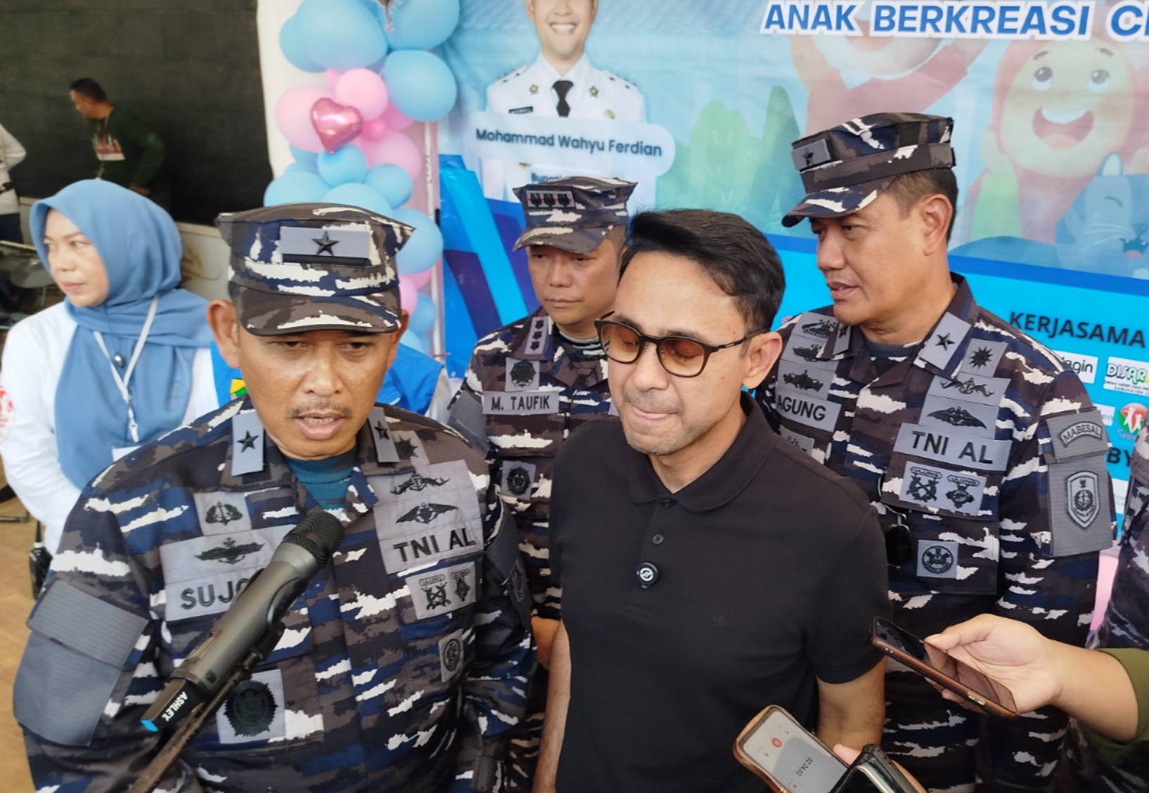 Kadiskesal TNI AL Dr. Sujoko Purnomo bersama perwira TNI AL dan Wakil Bupati Cianjur dalam konferensi pers Bakti Kesehatan HAN 2025 di Cianjur.