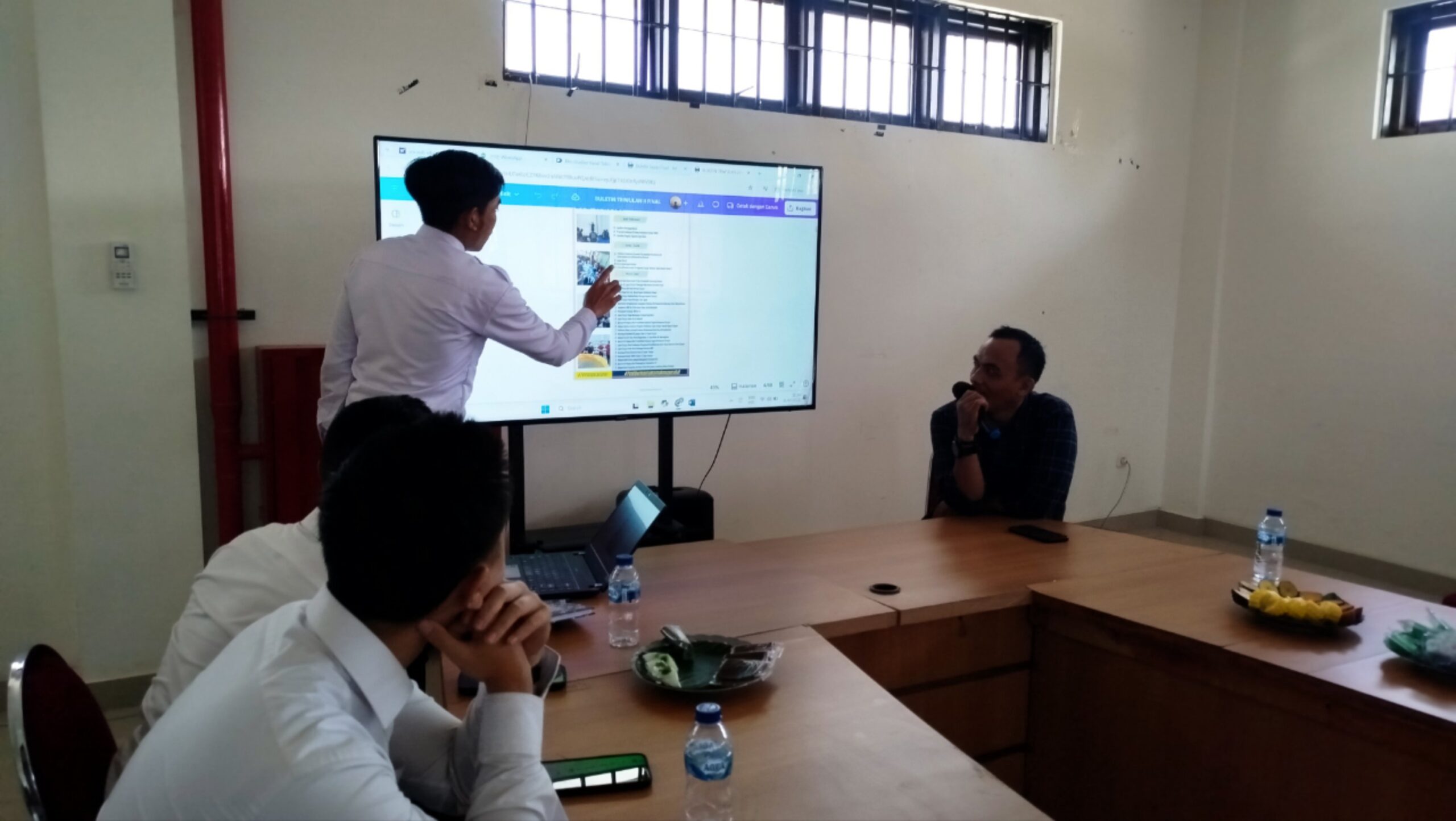 Firman Taqurrahman dari PWI Cianjur memaparkan materi kehumasan kepada petugas Lapas dan tamu dari Kanim Cianjur.