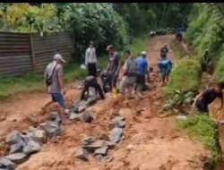 Gotong Royong di Tengah Lumpur, Harapan Warga Pamoyanan untuk Jalan yang Lebih Baik