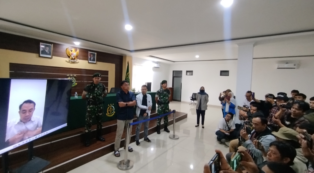 Kepala Kejari Cianjur Dr Kamin memutar video pengakuan RH dalam konferensi pers, disaksikan jajaran kejaksaan dan dua anggota TNI, terkait pengakuan penerimaan titipan uang Rp1,5 miliar dalam kasus dugaan korupsi proyek PJU Dishub Cianjur.