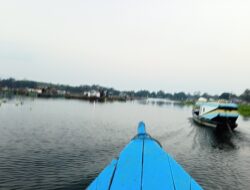 Senja di Waduk Jangari Secuil Kisah Dari Atas Perahu Mang Eros
