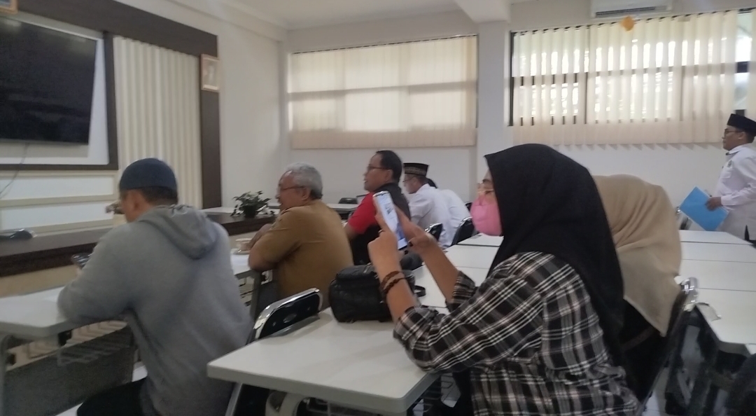 Orang tua siswa MAN 1 Cianjur menghadiri pertemuan dengan Komite Madrasah membahas isu transparansi dan reformasi kepengurusan.