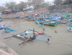 Diterjang Badai, 56 Perahu Nelayan Tenggelam di Pelabuhan Jayanti