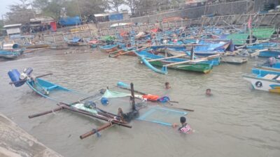 Diterjang Badai, 56 Perahu Nelayan Tenggelam di Pelabuhan Jayanti