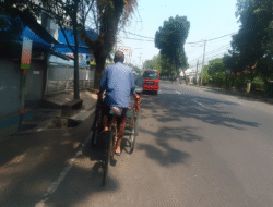 Mengayuh Harapan di Jalanan, Perjuangan Tukang Becak di Cianjur Melawan Arus Zaman