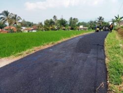 Aspirasi Wakil Ketua DPRD Ganjar Ramadhan, Jalan Penghubung di Desa Sukawangi Kini Dihotmix