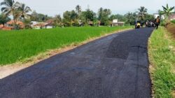 Aspirasi Wakil Ketua DPRD Ganjar Ramadhan, Jalan Penghubung di Desa Sukawangi Kini Dihotmix