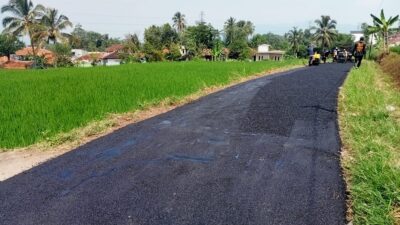 Aspirasi Wakil Ketua DPRD Ganjar Ramadhan, Jalan Penghubung di Desa Sukawangi Kini Dihotmix
