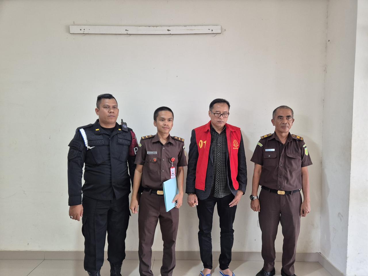 Tersangka AM penyedia proyek PJU berdiri bersama petugas Kejari Cianjur sebelum dibawa ke lapas.