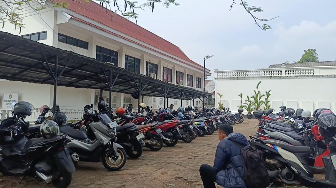 Parkiran motor di Pendopo Bupati Cianjur tanpa CCTV aktif, lokasi hilangnya motor pegawai DPRD.