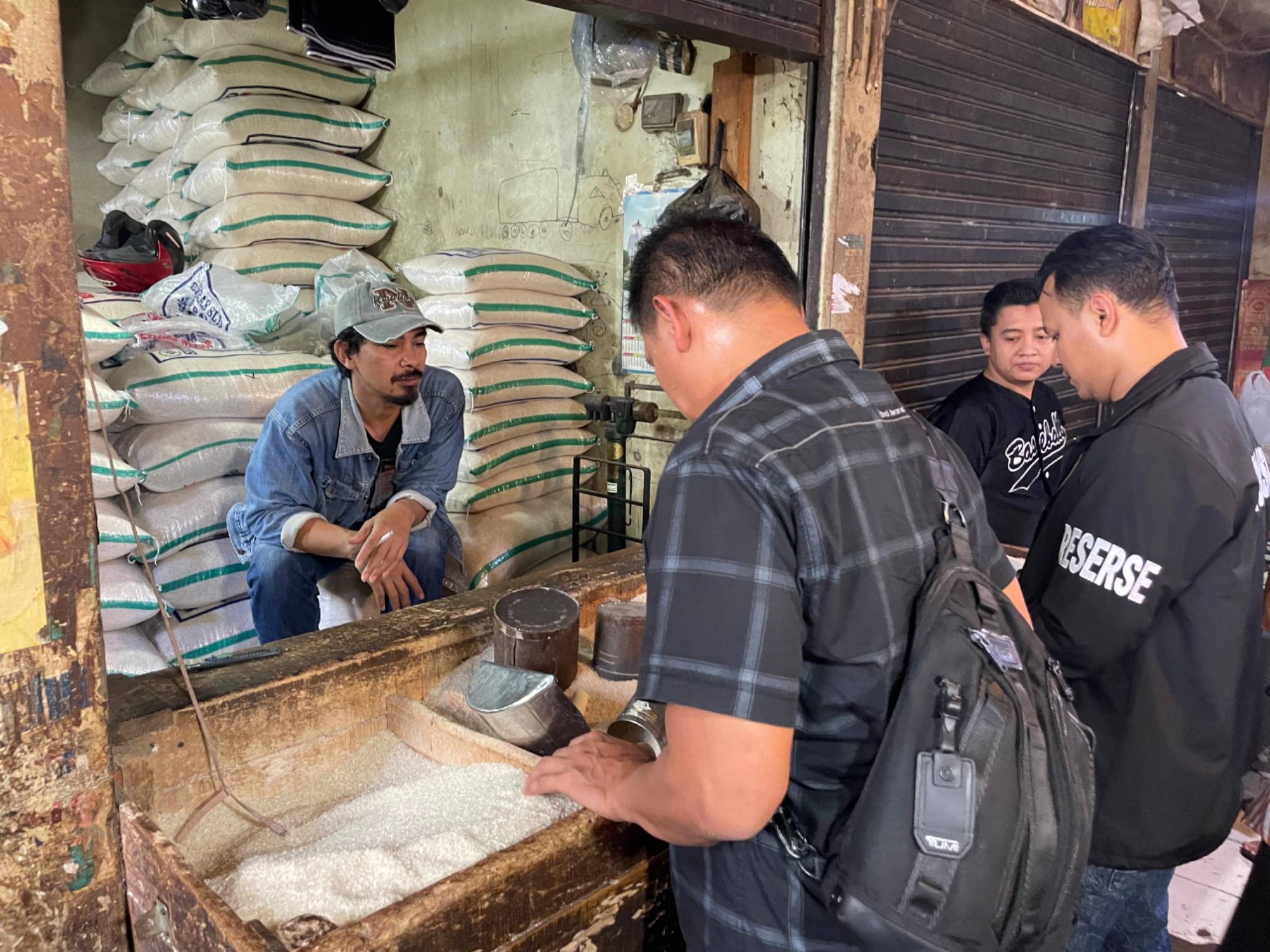 Tim Satgas Pangan Polres Cianjur memantau harga beras di pusat perbelanjaan untuk memastikan kesesuaian dengan Harga Eceran Tertinggi (HET).