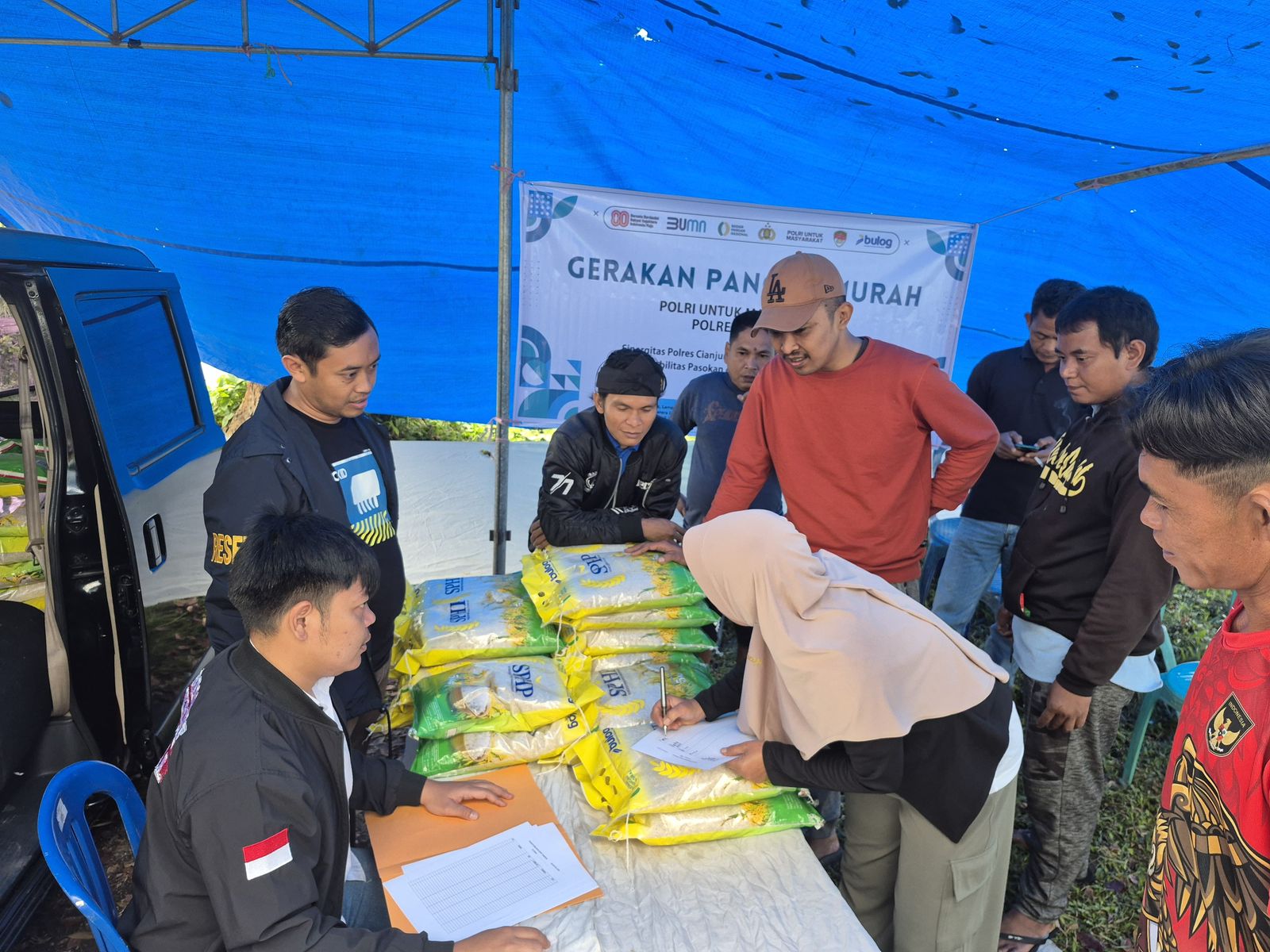 Warga Desa Rahong antusias membeli beras premium murah di bazar beras yang digelar Polres Cianjur.