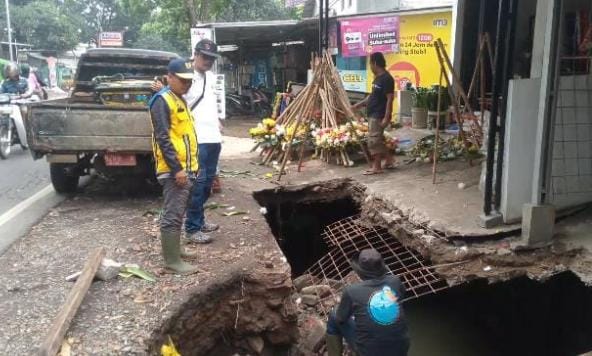 Jalan dan gorong-gorong ambruk akibat banjir di Karangtengah, warga diminta ajukan perbaikan sendiri ke dinas terkait.