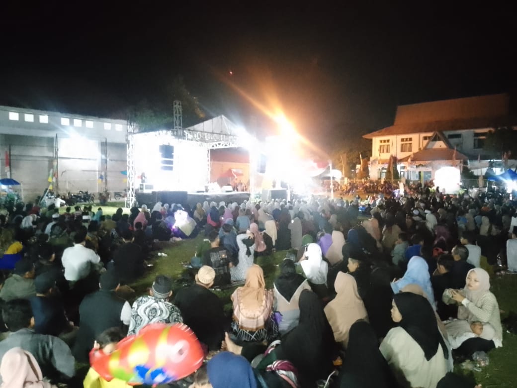 Jamaah memenuhi Lapangan Koramil Karangtengah dalam tabligh akbar Desa Ciherang untuk memperingati HUT RI, Hari Jadi Cianjur, Maulid Nabi, dan Hari Jadi Desa.
