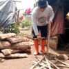 Bantu Warganya, Kades Bunikasih Telaten Belah Kayu untuk Bahan Bakar Memasak