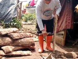 Bantu Warganya, Kades Bunikasih Telaten Belah Kayu untuk Bahan Bakar Memasak