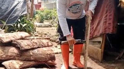 Bantu Warganya, Kades Bunikasih Telaten Belah Kayu untuk Bahan Bakar Memasak