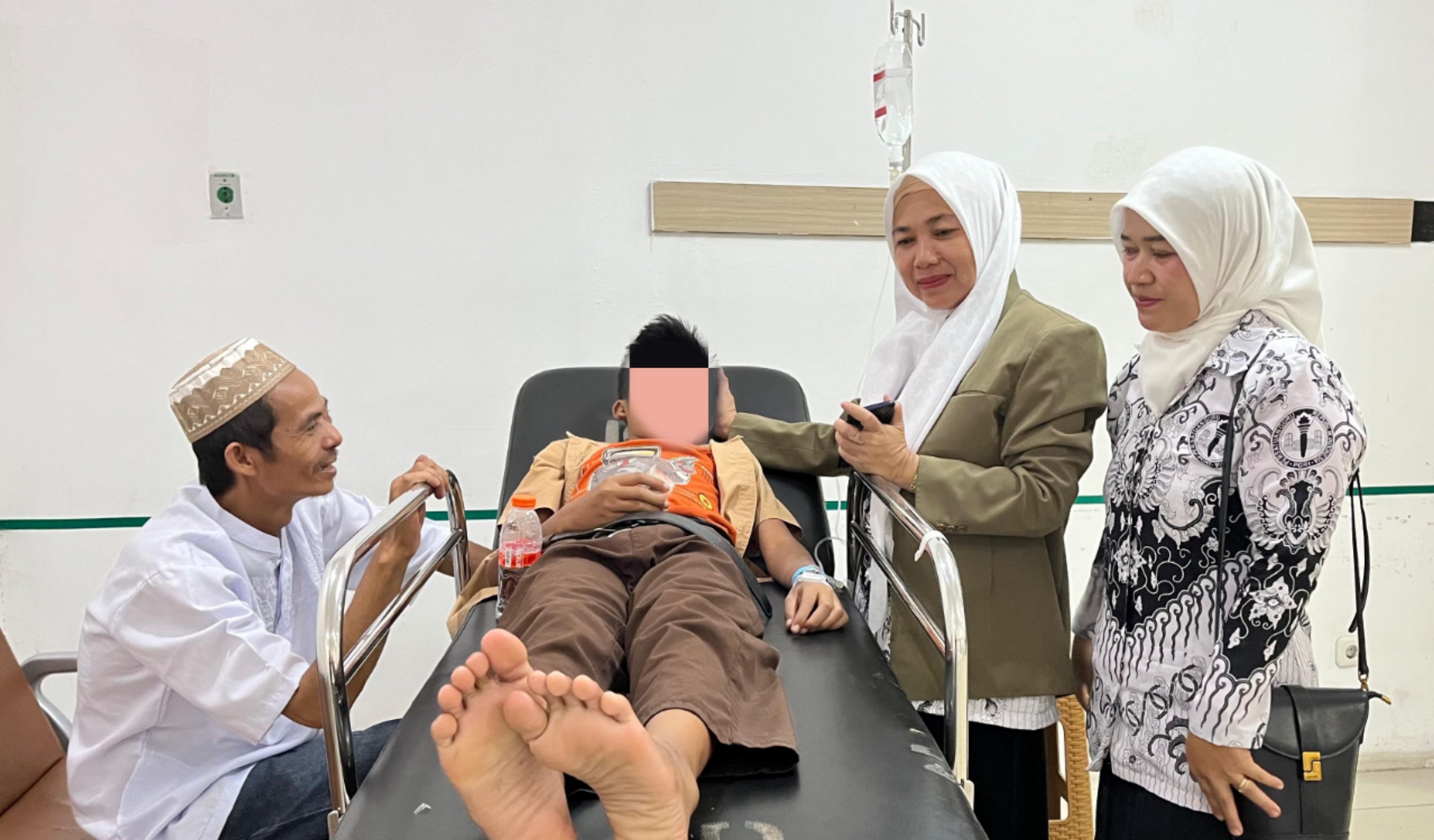 Siswa SD yang terinjak di acara KDM Cikalongkulon dirawat di RSUD Sayang, didampingi keluarga dan guru.