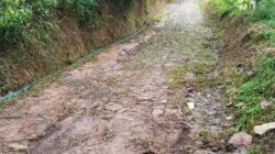 Jalan Sawahlega yang Menguji Kesabaran di Musim Hujan