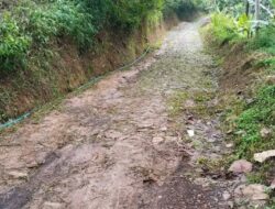 Jalan Sawahlega yang Menguji Kesabaran di Musim Hujan