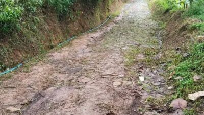 Jalan Sawahlega yang Menguji Kesabaran di Musim Hujan