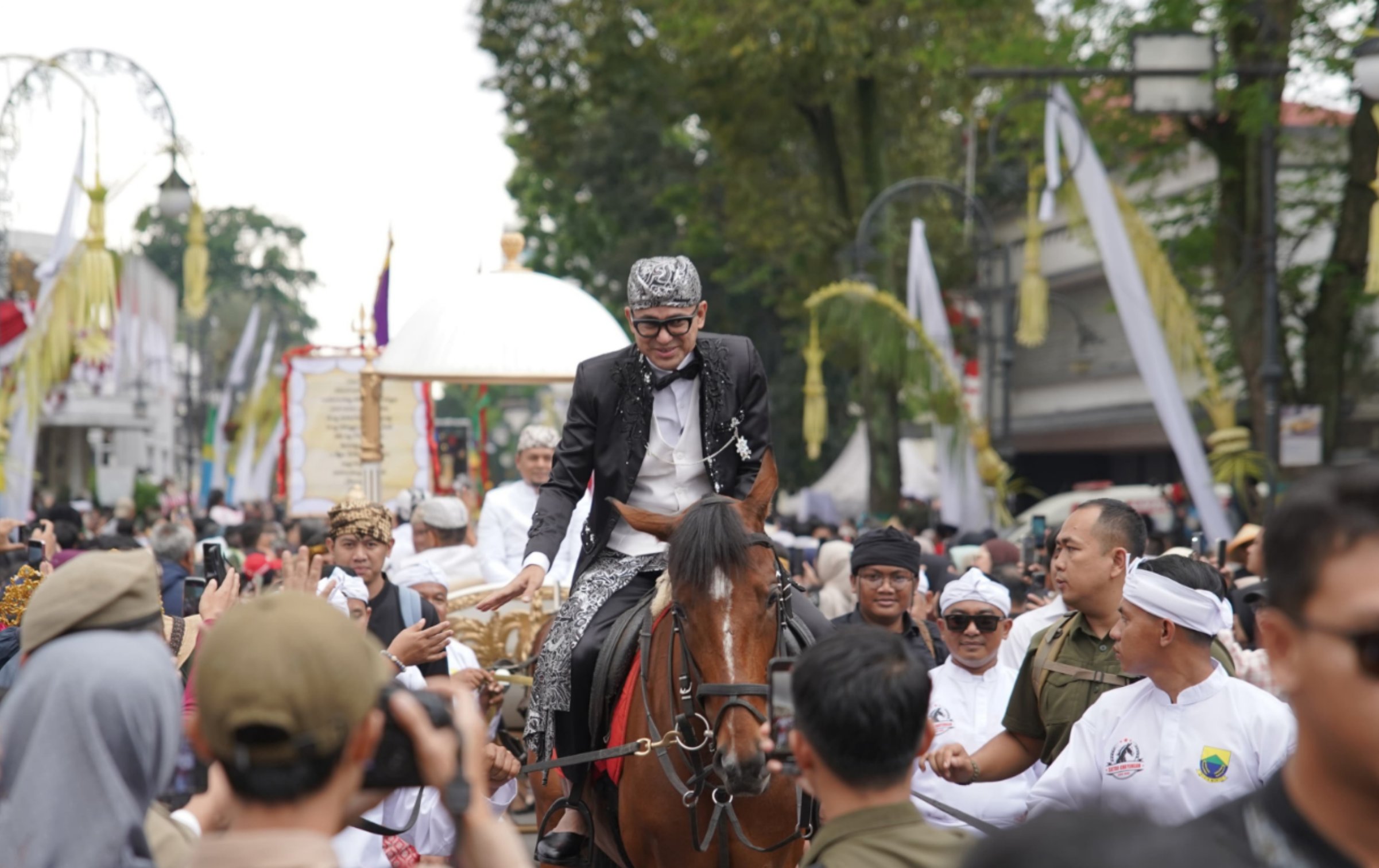 Wabup Cianjur Abi Ramzi melanjutkan kirab budaya hingga finish meski sempat terjatuh dari kuda.