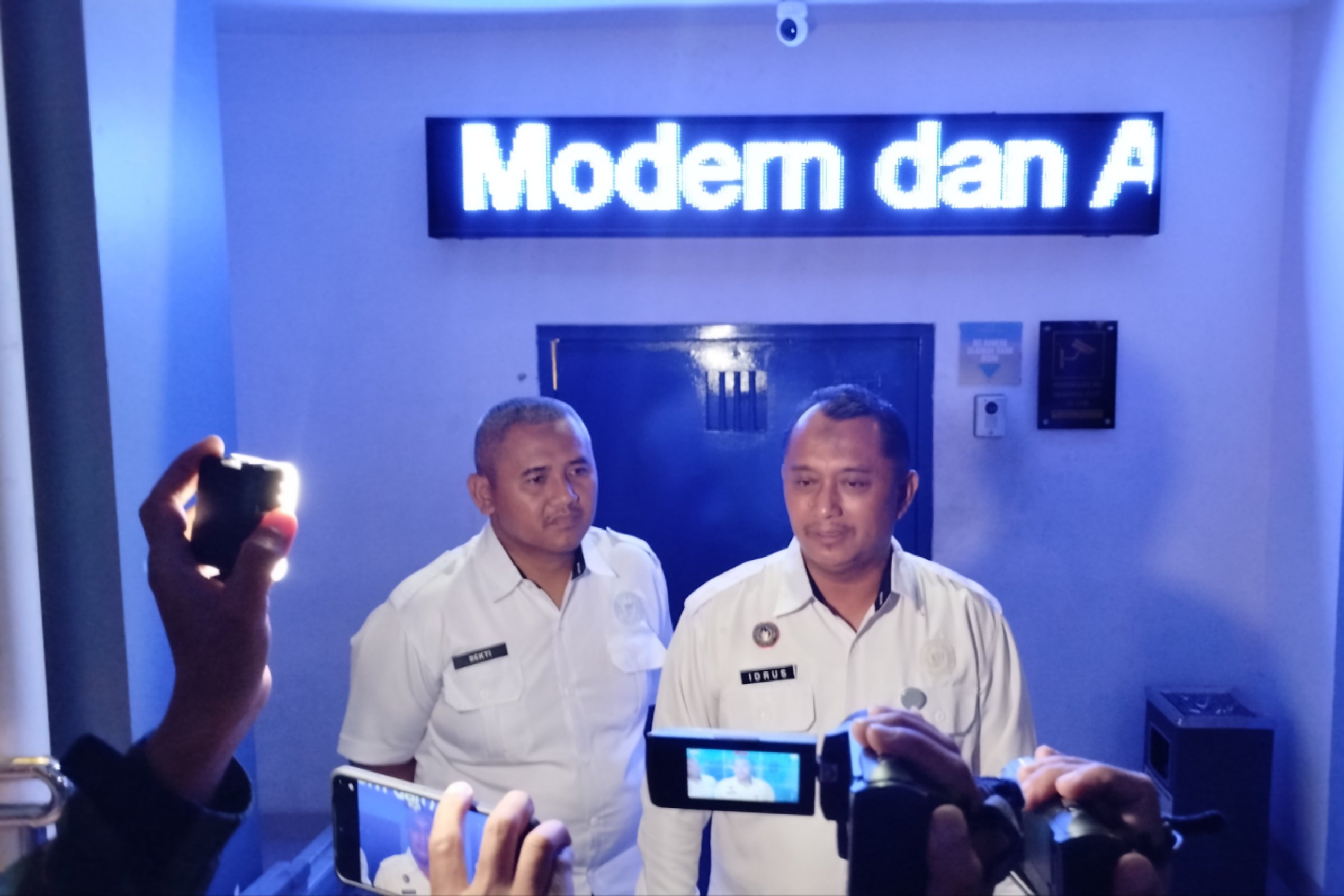 Bekti Utomo, Kasi Adm Kamtib Lapas Cianjur, dan Asep Dedi Idrus, Kasubag Tata Usaha, memberikan keterangan pers terkait kasus gantung diri seorang warga binaan.
