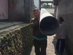 Perbaiki Saluran Air, Kades Bunikasih Bawa Paralon Dipundaknya