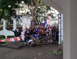 Cianjur Memanas! Demo Gabungan Massa di DPRD Berujung Ricuh