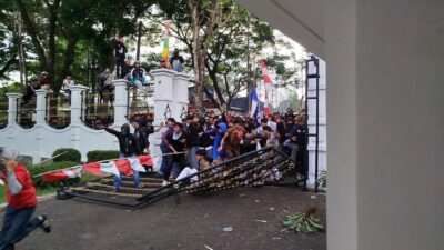 Cianjur Memanas! Demo Gabungan Massa di DPRD Berujung Ricuh