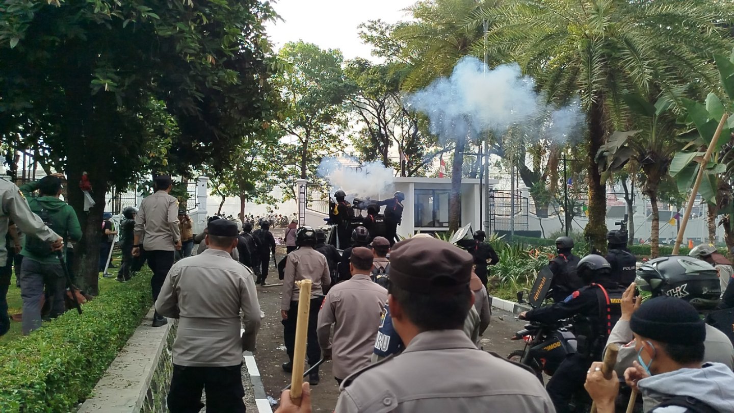 Polisi menembakkan gas air mata ke massa aksi di Gedung DPRD Cianjur yang kecewa tak ditemui wakil rakyat.