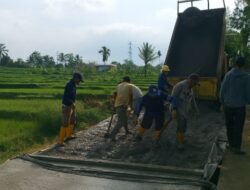 Jalan Penghubung Dua Desa Kini Dibeton, Warga Sukawangi dan Ciwalen Rasakan Manfaatnya