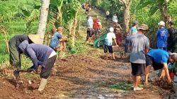 Semangat Gotong Royong di Kampung Pasir Cau, Warga Bersihkan Jalan Antar Desa