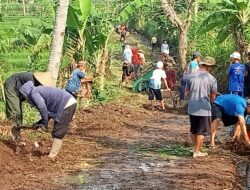 Semangat Gotong Royong di Kampung Pasir Cau, Warga Bersihkan Jalan Antar Desa
