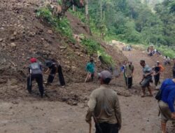 Bronjong Penahan Longsor di Ciparaja Mulai Dipasang
