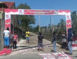 Jelang HUT RI ke-80, Warga Desa Cirumput Sibuk Membuat Gapura Merah Putih