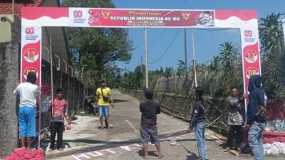 Jelang HUT RI ke-80, Warga Desa Cirumput Sibuk Membuat Gapura Merah Putih
