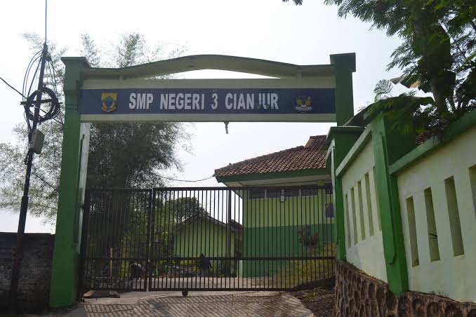 Gerbang masuk SMP Negeri 3 Cianjur, lokasi dugaan penyimpangan pengadaan buku di luar prosedur SIPLah.