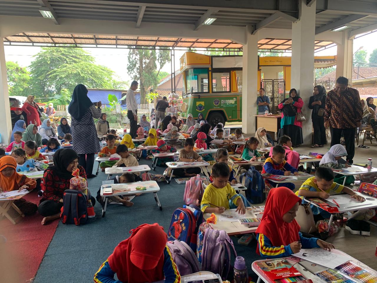 Peserta lomba mewarnai PAUD/TK tampak antusias mengisi gambar dengan crayon pada acara Disarpus Kabupaten Cianjur.