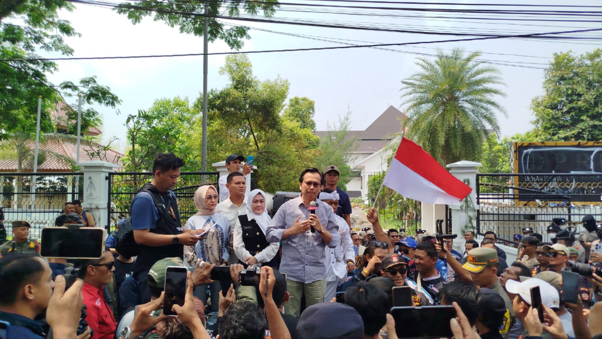 Massa aksi damai di Gedung DPRD Cianjur, menuai kecurigaan publik karena adanya pertemuan makan siang dengan DPRD sebelum aksi berlangsung.