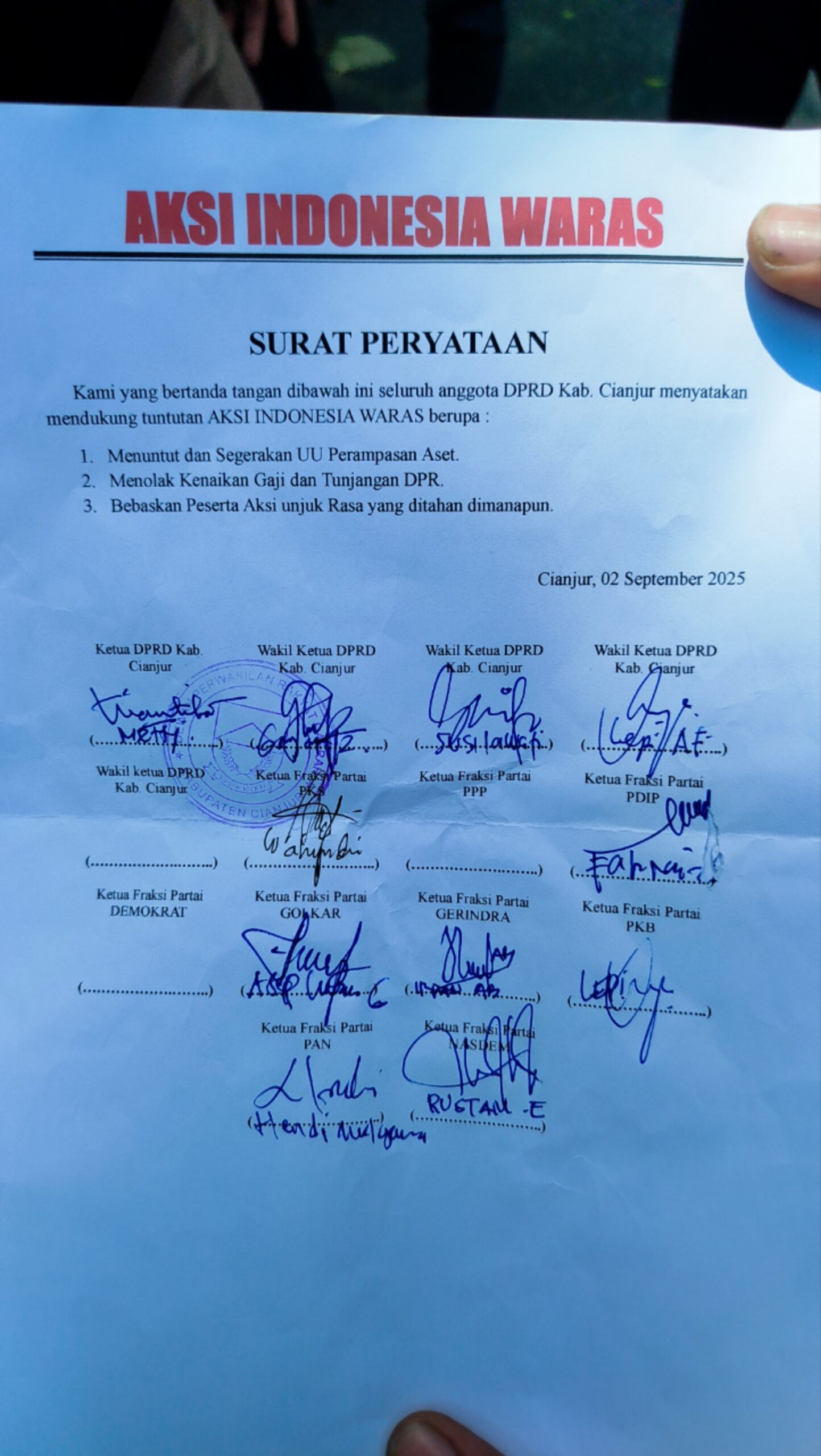 Dokumen surat pernyataan DPRD Cianjur mendukung tuntutan aksi “Indonesia Waras” usai demo damai, ditandatangani jajaran pimpinan.