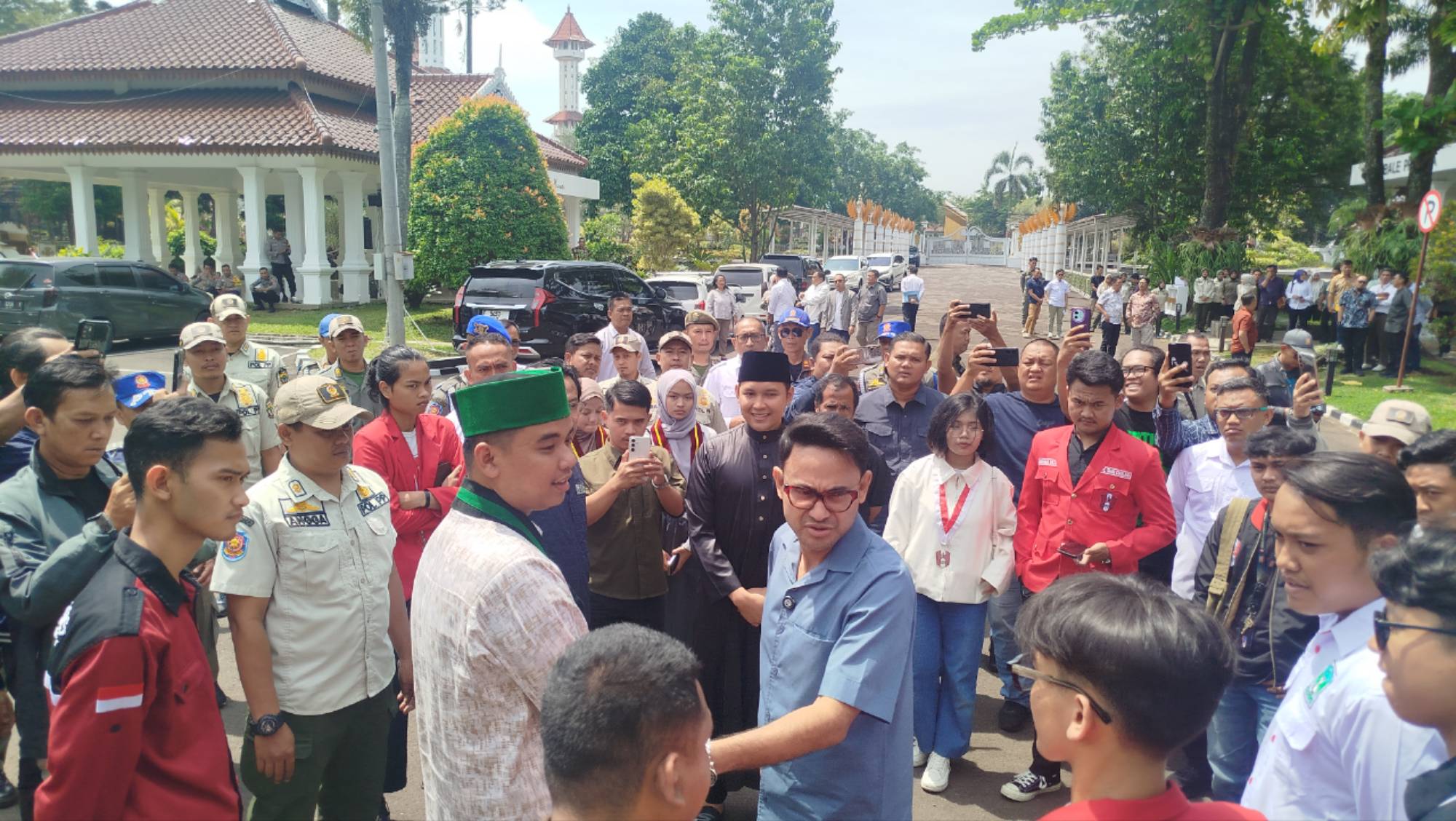 Wabup Ramzi membujuk aliansi mahasiswa yang sempat walk out dalam audiensi di Bale Prayoga, Cianjur.