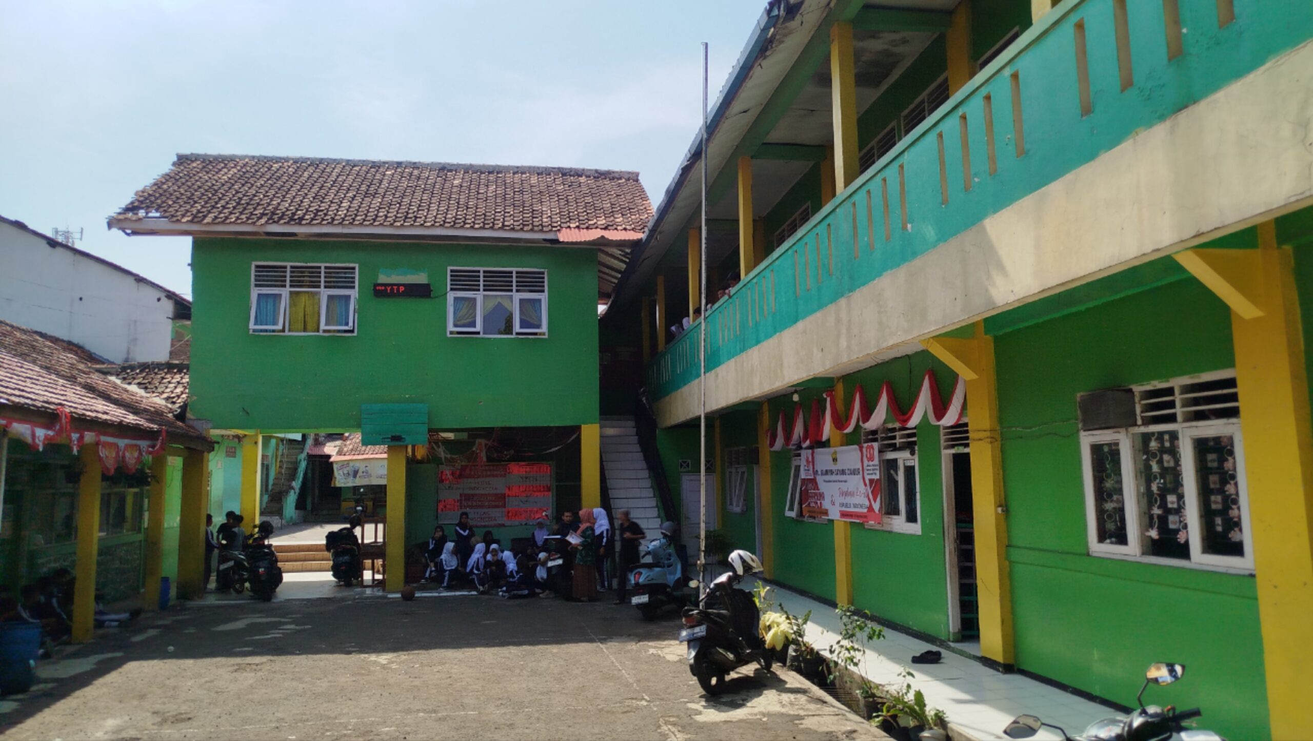 Gedung MTs Islamiyah Sayang Cianjur, lokasi siswa keracunan usai menyantap program MBG.