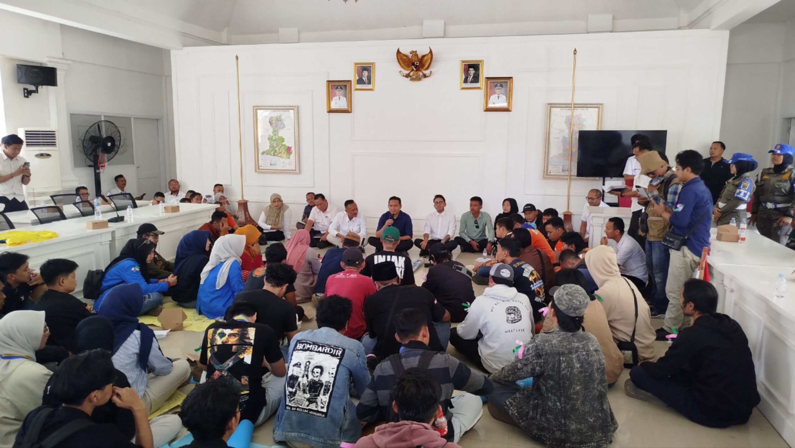 Massa AMAR Cianjur menuntut janji bupati terkait pembebasan tiga aktivis yang ditahan.