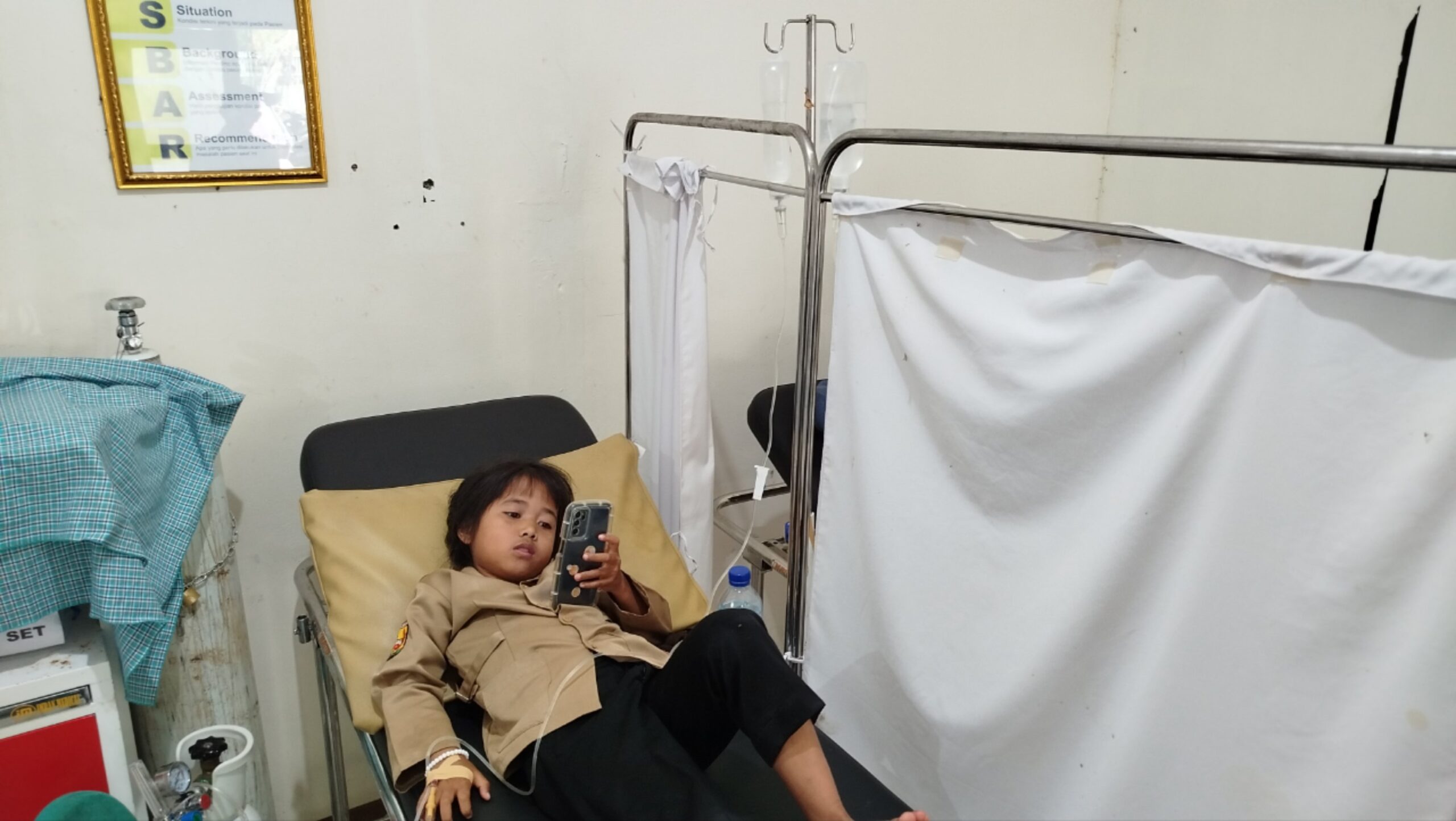 Siswa SD di Cugenang, Cianjur, dirawat di Puskesmas akibat dugaan keracunan makanan program MBG.