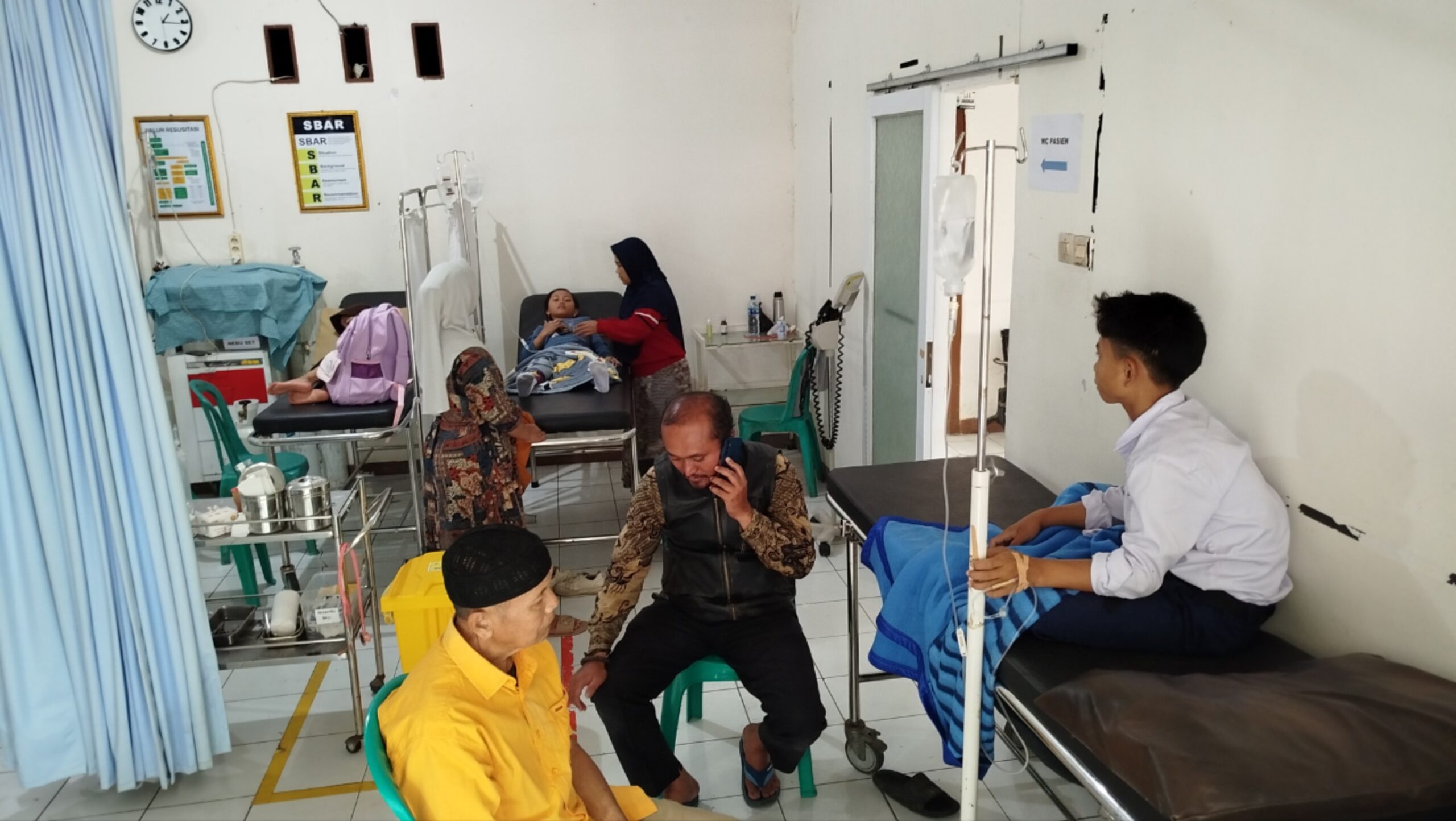 Siswa SD dan SMP di Cianjur dirawat di Puskesmas Cugenang akibat keracunan makanan program MBG.