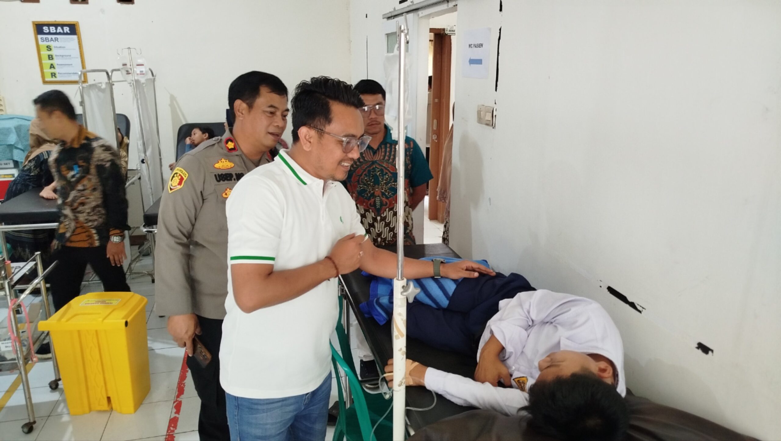 Bayu Maulana Pamungkas bersama Kapolsek Cugenang Kompol Usep Nurdin melihat langsung siswa korban keracunan MBG di Puskesmas Cugenang.