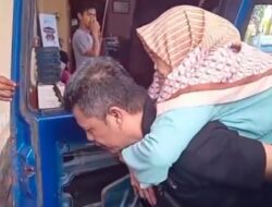 Kades Bunikasih Gendong Lansia Demi Bisa Memiliki KTP Elektronik
