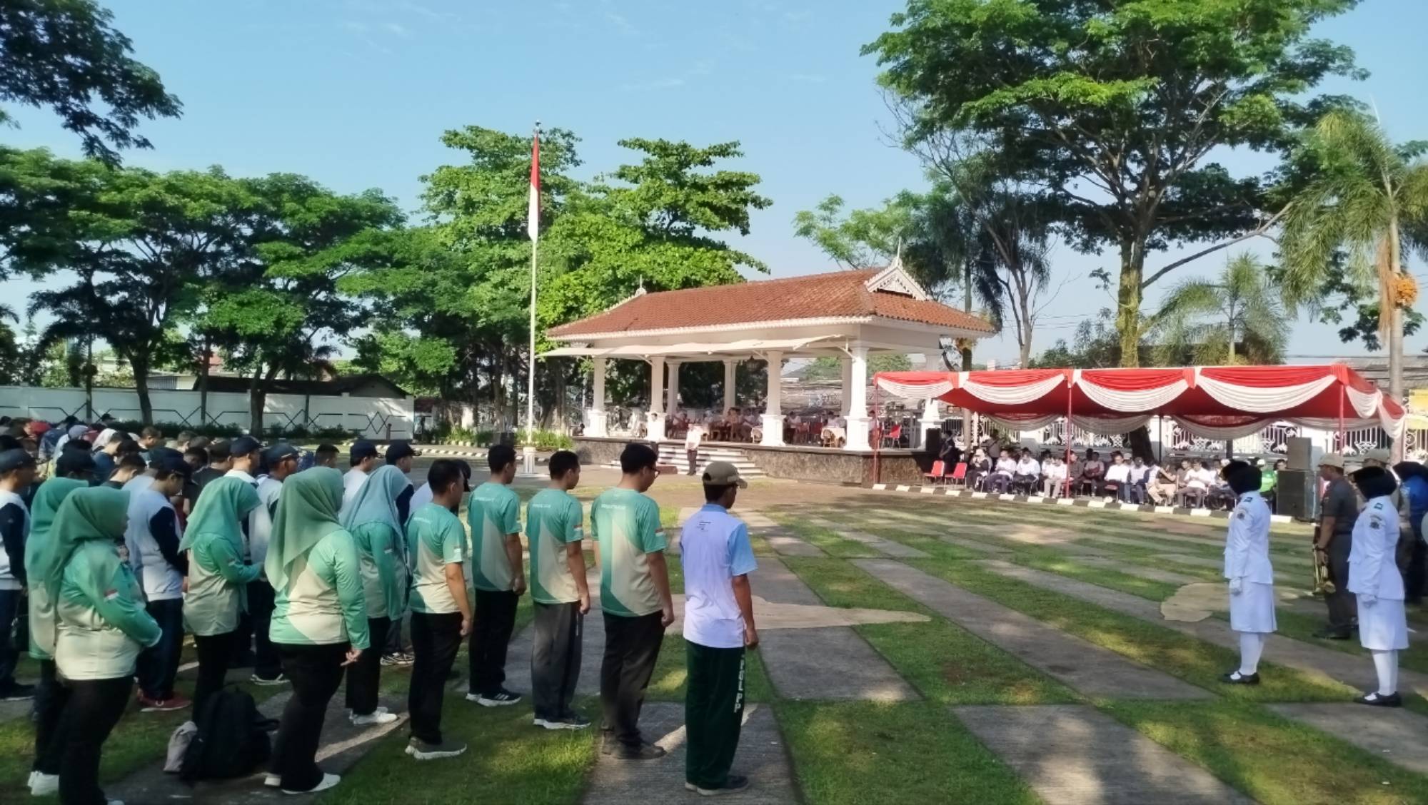 Bupati Wahyu Ferdian memimpin Upacara bersama Forkopimda, OPD, KONI, KORMI, dan NPCI Cianjur dalam peringatan Haornas 2025 di Lapangan Upacara Pendopo Pemda Cianjur.