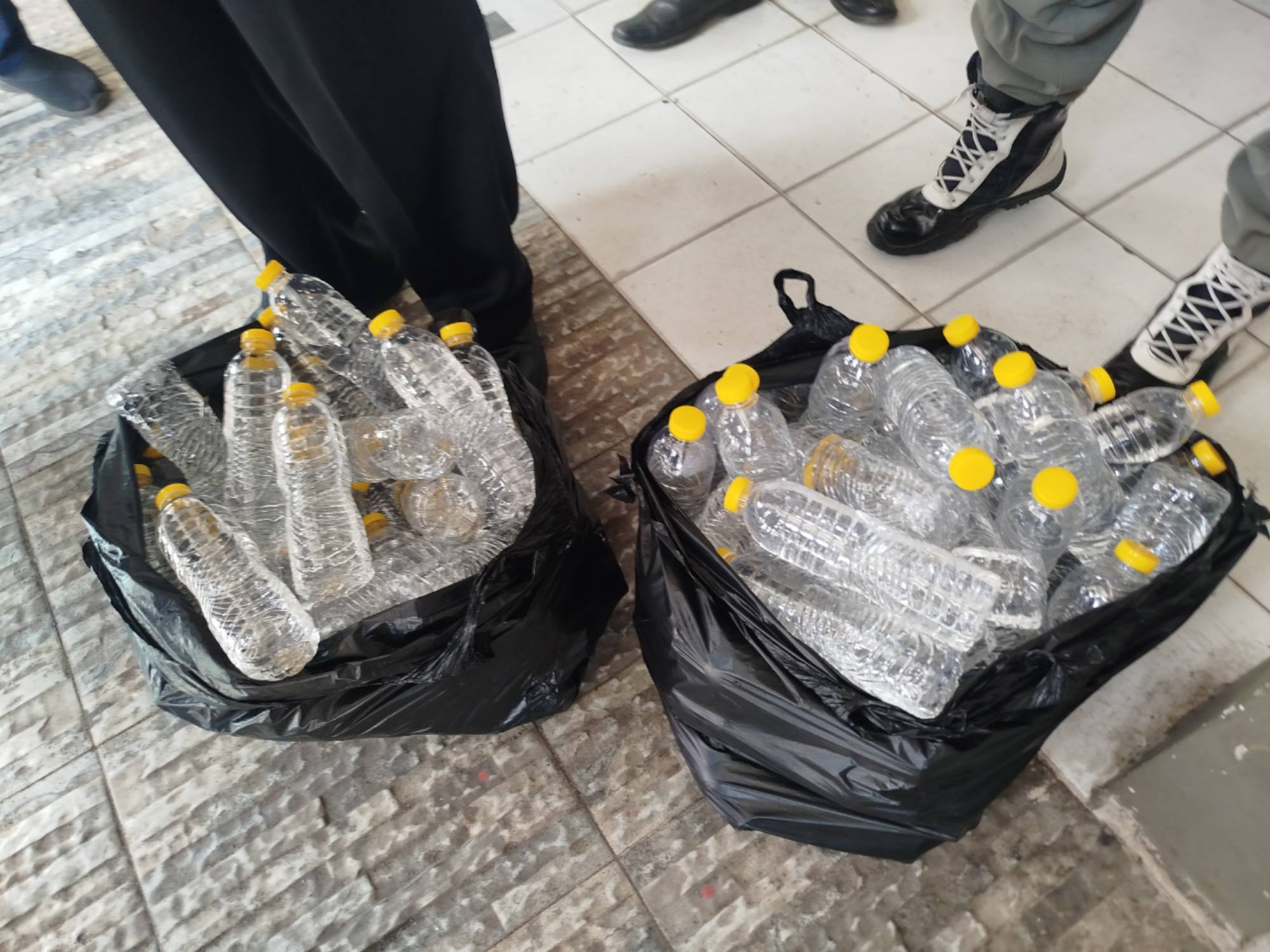 96 botol miras oplosan roso-roso ukuran 600 ml dalam kantong plastik hitam hasil razia Satpol PP Cianjur.